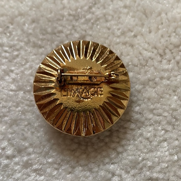 Vintage Faux Pearl and Gold tone brooch - Picture 3 of 6